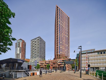 Moderne gebouwen in een stedelijke omgeving, met een opvallende hoge oranje toren op de voorgrond.