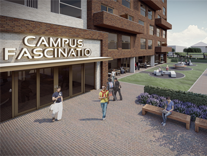 Gezellig campusgebied met ligstoelen, een groen grasveld en moderne gebouwen met een duidelijk zichtbare ingang van Campus Fascinatio.
