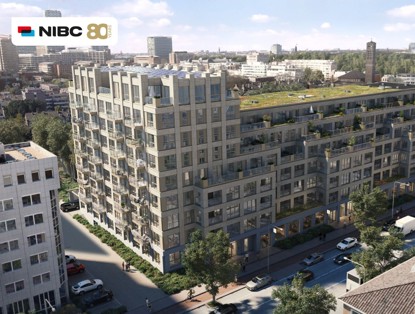 Modern appartementencomplex met een groene daktuin en veel ramen, omgeven door bomen en een straat met auto's.