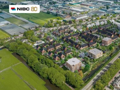 Luchtfoto van een groene woonwijk met moderne huizen en omliggende natuur, met een NIBC-logo in de bovenhoek.