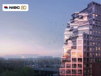 Moderne hoge woontoren met glazen balkons en een zachte roze tint, gelegen naast een snelweg onder een heldere lucht.