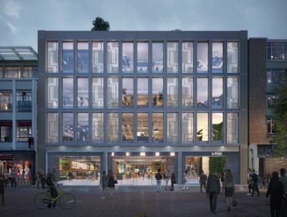 Modern gebouw met grote ramen en een kleurrijke gevel, omringd door mensen en winkelactiviteiten.