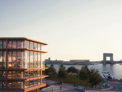 Modern kantoorgebouw met een glazen façade en houten accenten, gelegen aan een waterkant met parken en bomen op de voorgrond.