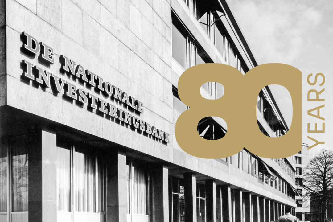 Historische zwart-witfoto van het gebouw van De Nationale Investeringsbank met de tekst 80 JAAR in gouden letters.