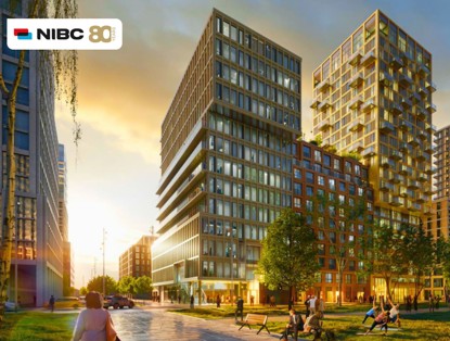 Moderne appartementsgebouwen omgeven door groen, verlicht door de ondergang van de zon.