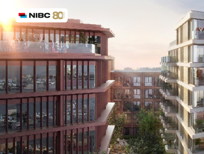 Moderne gebouwen met grote ramen, een groen binnenhof en mensen op de balkons, in een zonnige stedelijke omgeving.